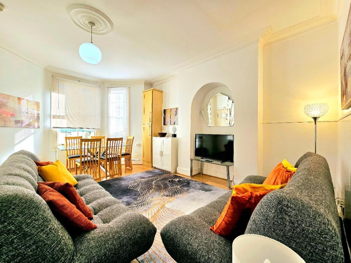 Spacious & Cosy 2 Bedroom Home Plus 2 Sofa-Beds With Private Entrance And Back Patio, 3 Min Walk To Earl'S Court Station London Ngoại thất bức ảnh
