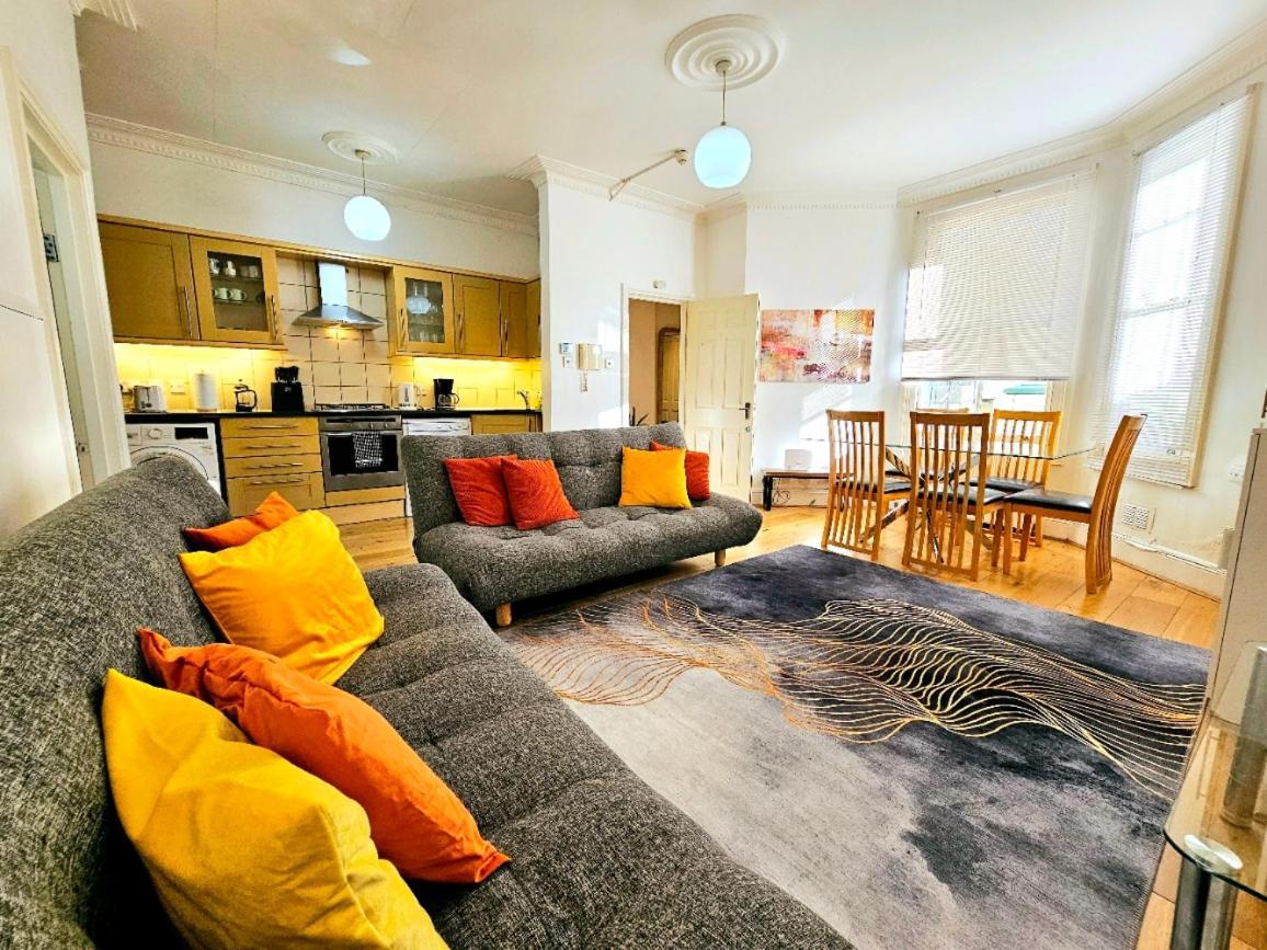 Spacious & Cosy 2 Bedroom Home Plus 2 Sofa-Beds With Private Entrance And Back Patio, 3 Min Walk To Earl'S Court Station London Ngoại thất bức ảnh