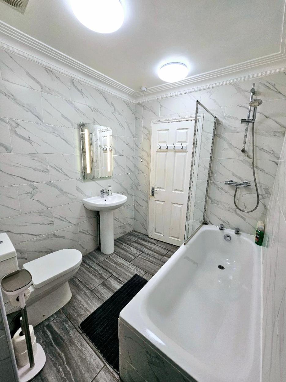 Spacious & Cosy 2 Bedroom Home Plus 2 Sofa-Beds With Private Entrance And Back Patio, 3 Min Walk To Earl'S Court Station London Ngoại thất bức ảnh