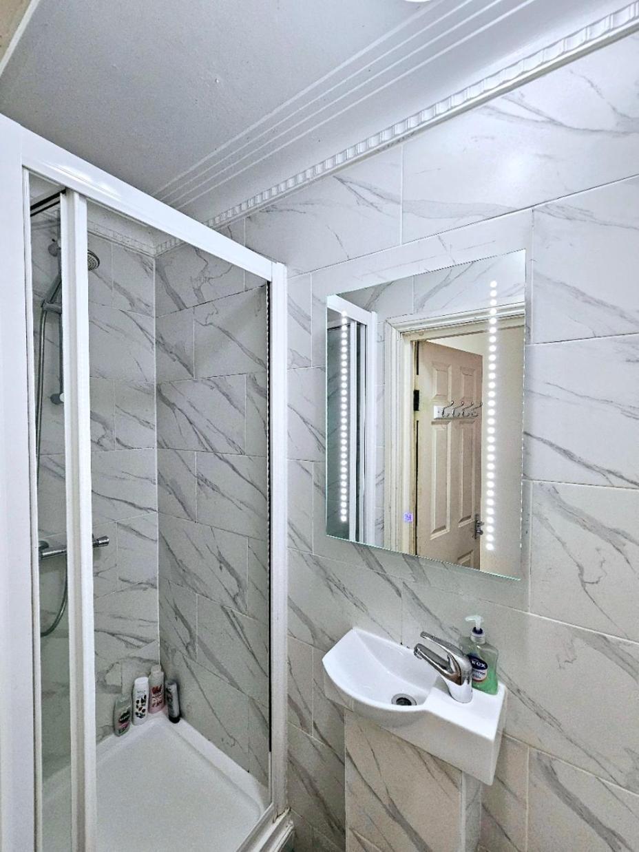 Spacious & Cosy 2 Bedroom Home Plus 2 Sofa-Beds With Private Entrance And Back Patio, 3 Min Walk To Earl'S Court Station London Ngoại thất bức ảnh