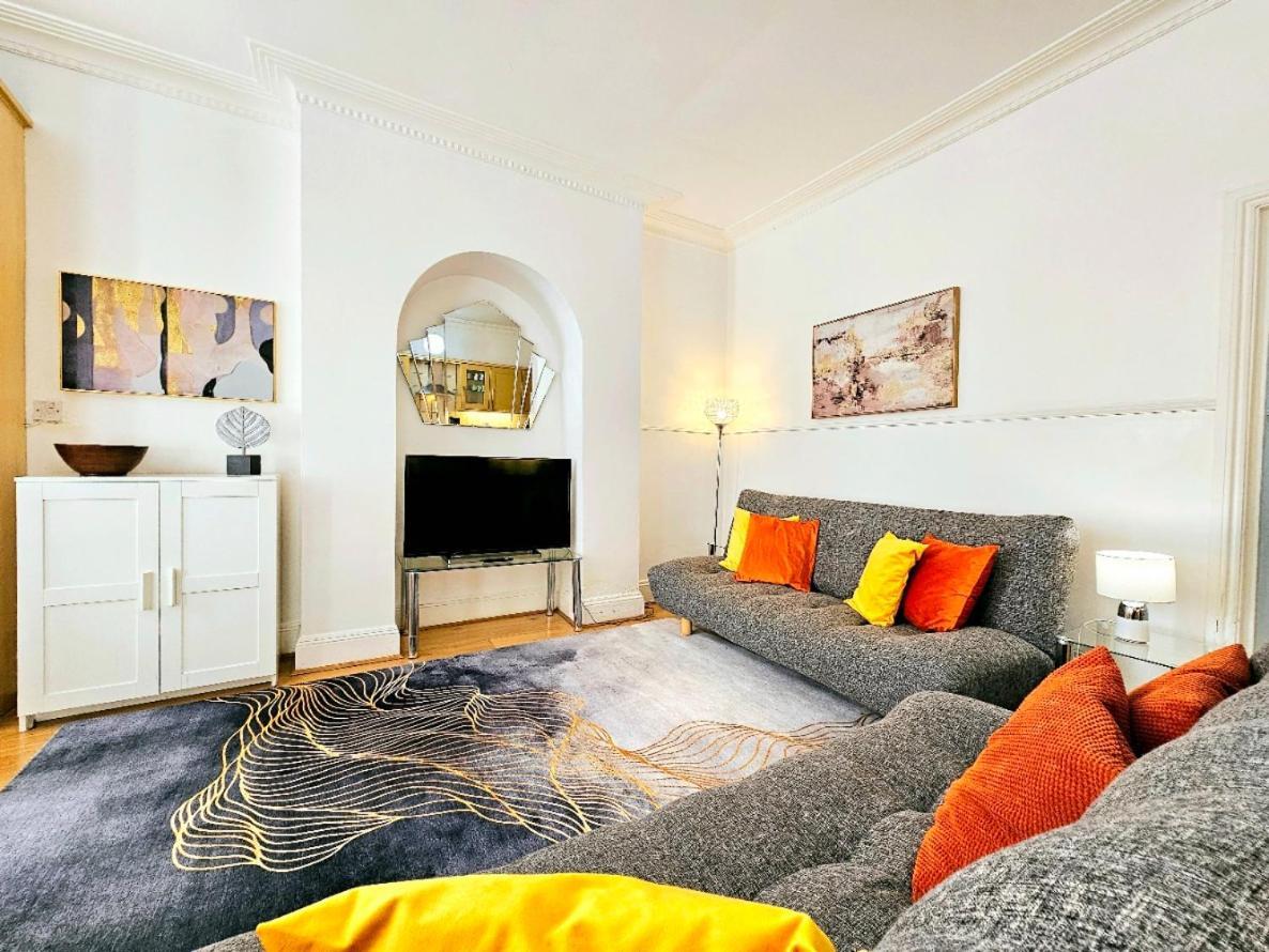 Spacious & Cosy 2 Bedroom Home Plus 2 Sofa-Beds With Private Entrance And Back Patio, 3 Min Walk To Earl'S Court Station London Ngoại thất bức ảnh