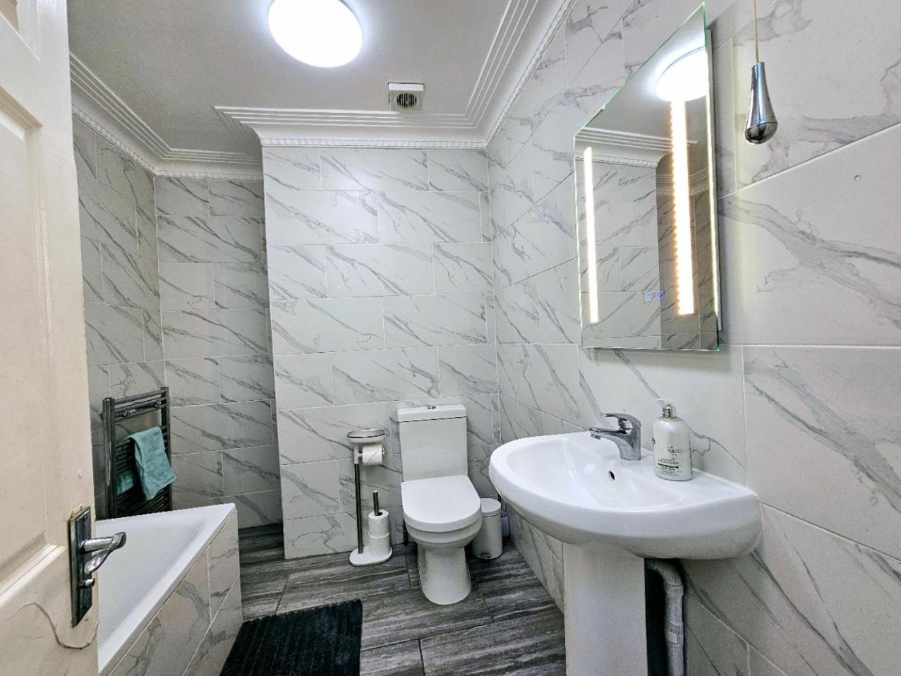 Spacious & Cosy 2 Bedroom Home Plus 2 Sofa-Beds With Private Entrance And Back Patio, 3 Min Walk To Earl'S Court Station London Ngoại thất bức ảnh